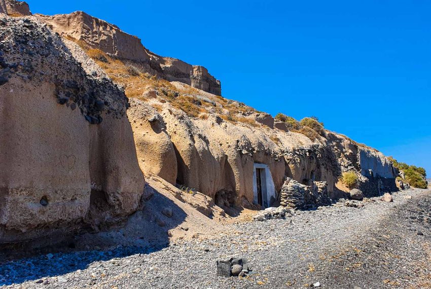 vourvoulos-beach-santorini-11